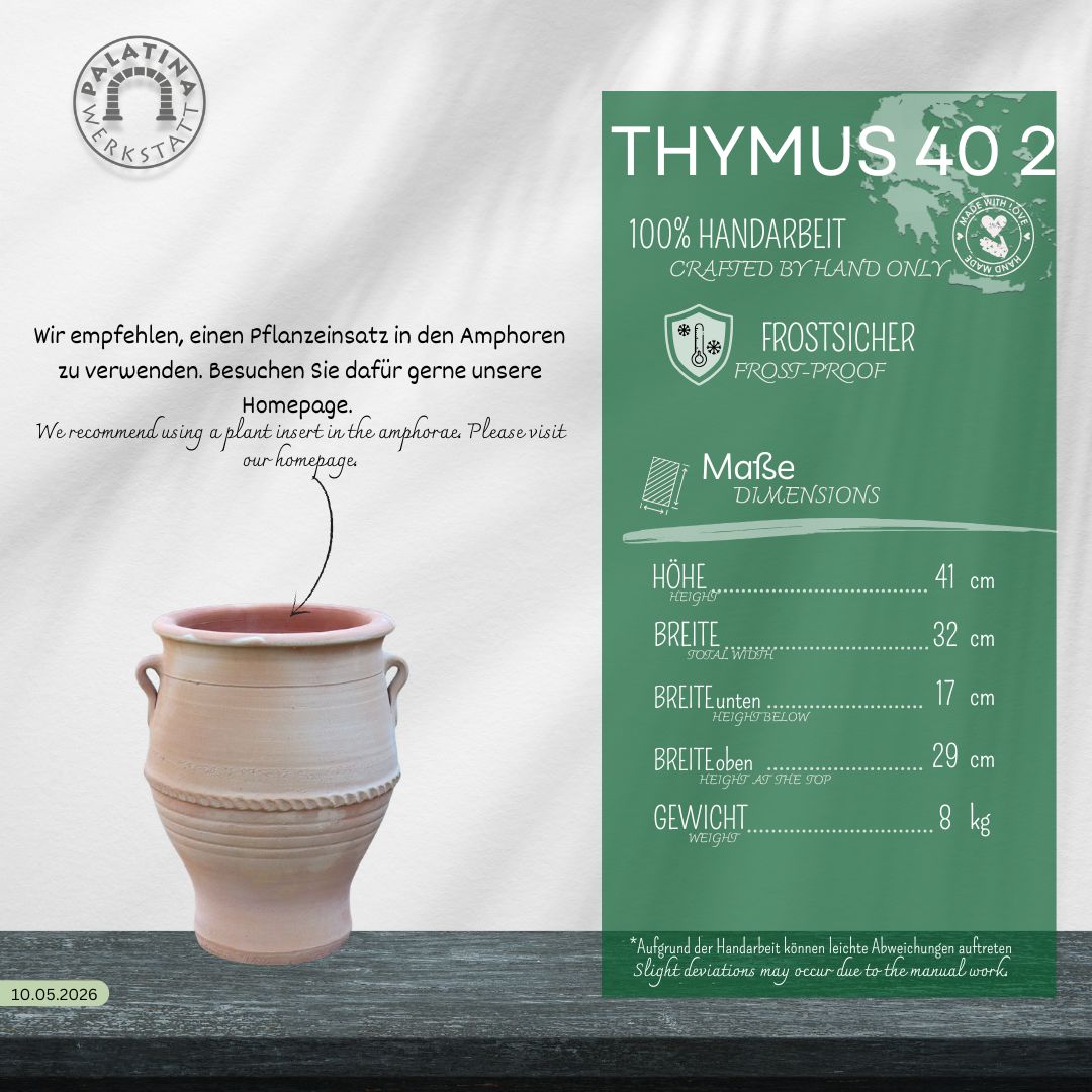 Eine Infografik zur frostfesten Terrakotta Amphore "Thymus 2" H=40cm zeigt ein Foto des Keramiktopfes, Größenangaben, einen zweisprachigen Text und trägt in der Ecke das Logo der Palatina Werkstatt.
