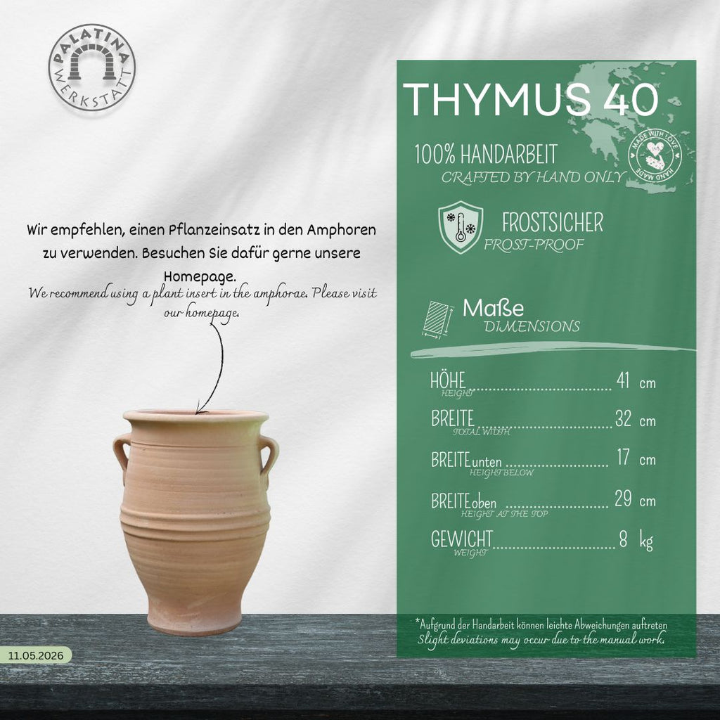 Auf der linken Seite ist der hellbraune Amphore zum Bepflanzen "Thymus" H=40cm. Die grüne Tafel auf der rechten Seite zeigt die technischen Daten und Pflegetipps für diesen handgefertigten, frostsicheren Pflanzentopf mit der Bezeichnung "THYMUS 40".