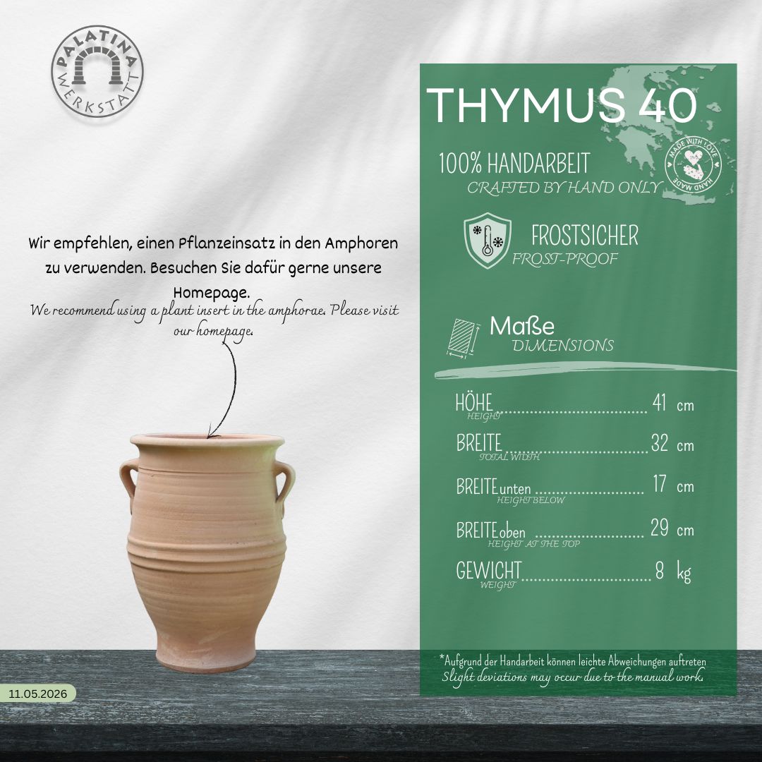 Auf der linken Seite ist der hellbraune Amphore zum Bepflanzen "Thymus" H=40cm. Die grüne Tafel auf der rechten Seite zeigt die technischen Daten und Pflegetipps für diesen handgefertigten, frostsicheren Pflanzentopf mit der Bezeichnung "THYMUS 40".