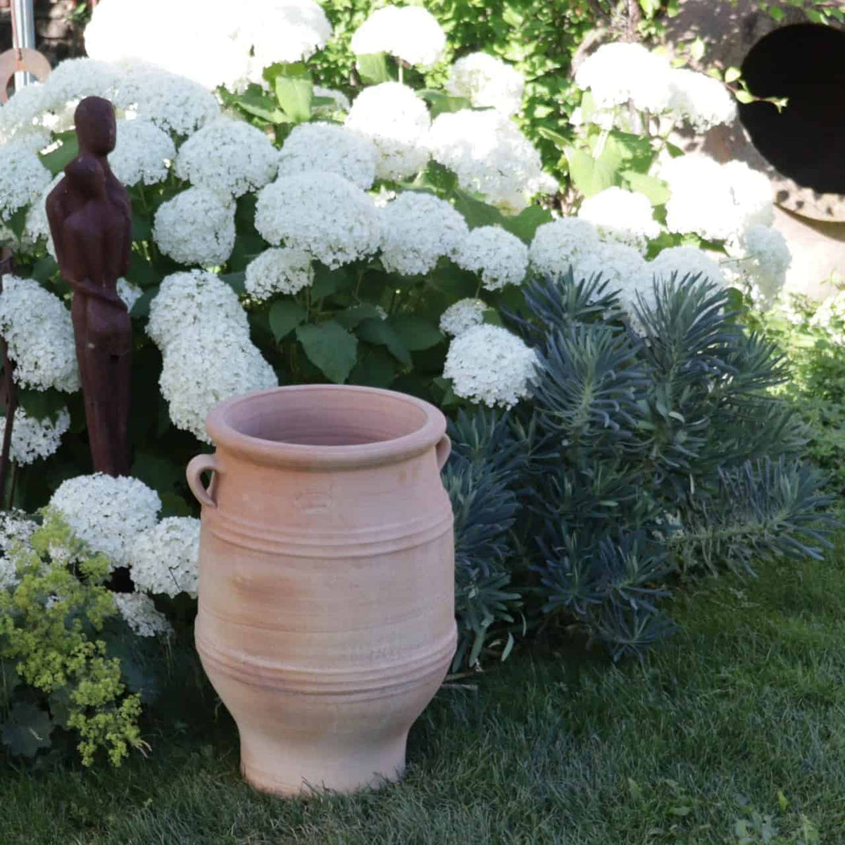 Ein rustikaler, frostfester Amphore Garten „Thymus“ mit einer Höhe von 50 cm verleiht dem Grün einen charmanten Touch und eignet sich perfekt zum Anpflanzen von Thymus. Dieses zeitlose Stück verleiht jedem Außenbereich Eleganz und Widerstandsfähigkeit.