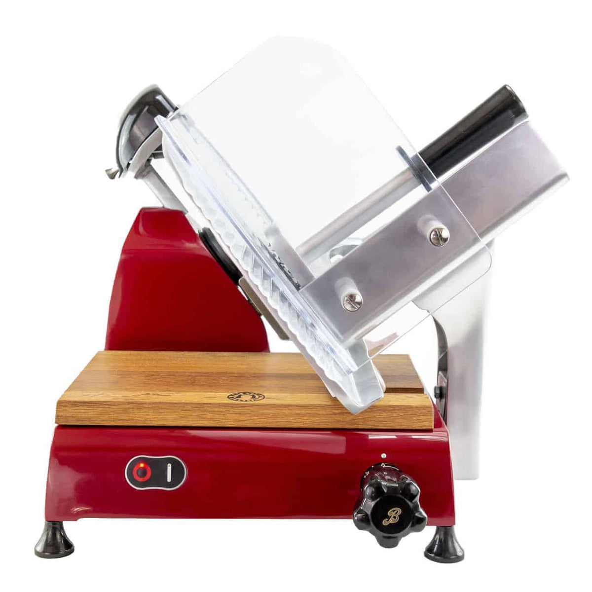 Die Berkel Red Line 300 Rot, Original Profi-Aufschnittmaschine, verfügt über einen roten Sockel und eine Holzplattform (Einlegebrett Fassholz) sowie eine verstellbare Schneidefläche. Sie ist mit einem schwarzen Einstellknopf und einem Ein-/Ausschalter für eine bequeme Handhabung ausgelegt. Darüber hinaus verfügt sie über einen halbtransparenten Schutz und einen praktischen Bediengriff. Dieser hochpräzise Fleischschneider hat einen Messerdurchmesser von 300 mm.