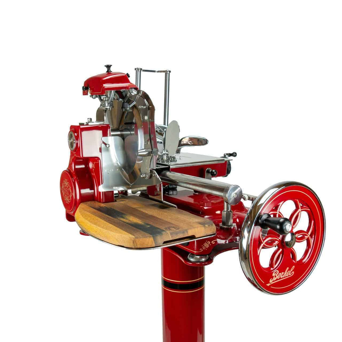 Ein Berkel Volano Tribute Rot-Fleischschneider im Vintage-Stil in Rot und Chrom mit einem handgekurbelten Blumenschwungrad für die manuelle Bedienung, einer Holzplattform zum Platzieren des Fleisches und einem hohen, eleganten Säulenfuß.