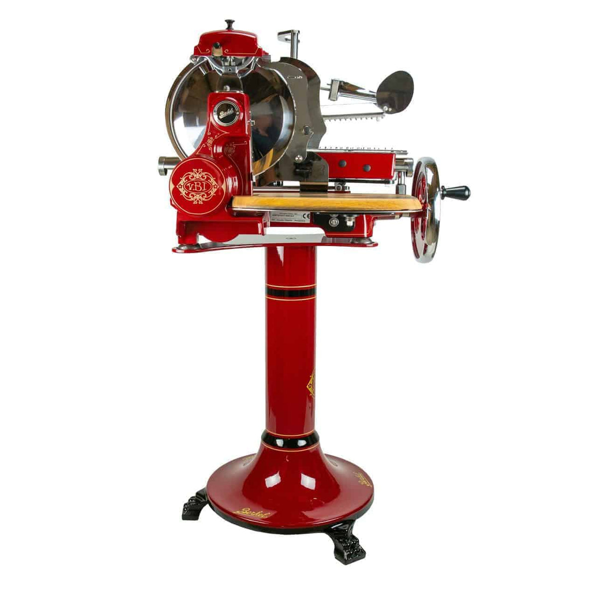 Berkel Volano Tribute Rot, ein antiker roter Handkurbel-Fleischschneider mit runder Klinge, montiert auf einem passenden Ständer und Schneidebrett aus Fassholz. Die Maschine zeichnet sich durch aufwendige Golddetails und eine robuste Bauweise aus und zeigt Vintage-Design und Funktionalität.