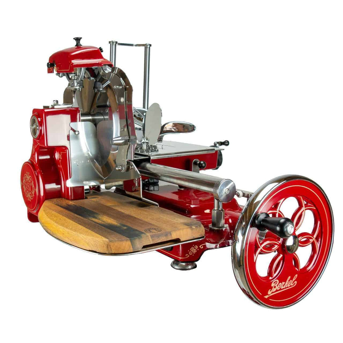 Eine Berkel Volano Tribute Rot Aufschnittmaschine in Rot und Silber verfügt über ein handbetriebenes Blumenschwungrad mit dekorativen Elementen und einem robusten Industriedesign. Sie enthält einen hölzernen Schneidebrettaufsatz aus Fassholz für zusätzlichen Vintage-Stil.