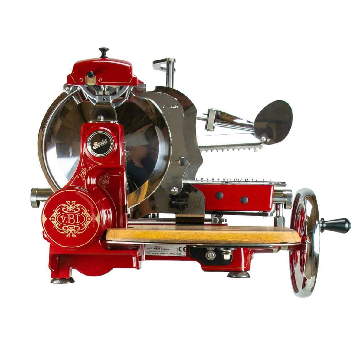 Ein Berkel Volano Tribute Rot Fleischschneider mit floralem Schwungrad, polierten Metalldetails und einem Vintage-Holztablett aus Fassholz. Dieser rote Allesschneider ist mit einem großen runden Messer, einer Handkurbel und einem dekorativen Emblem auf der Vorderseite ausgestattet und bietet ein klassisches, handwerkliches Aussehen.