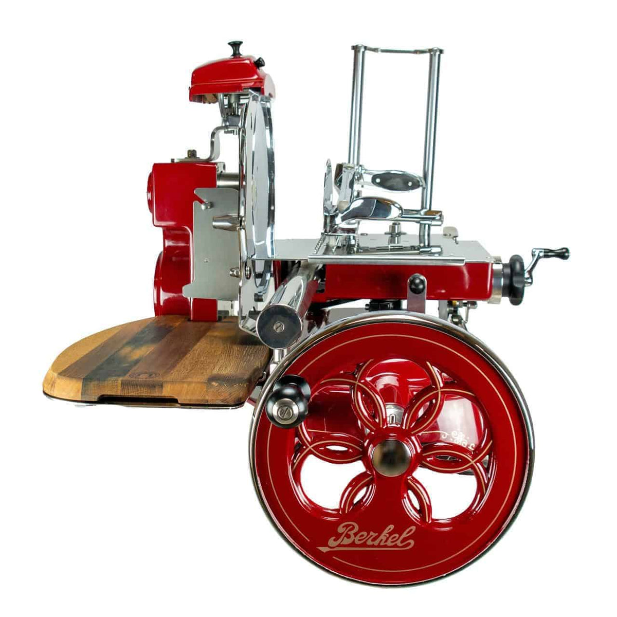 Die Berkel Volano Tribute Rot Aufschnittmaschine, komplett mit blumenverziertem Handrad und Ständer, ist ausgestellt. Sie verfügt über auffällige rote und polierte Metallkomponenten, ein großes dekoratives Handrad und ein hölzernes Schneidebrett aus Fassholz zum Aufbewahren von Fleisch. Das komplizierte mechanische Design verbindet auf wunderbare Weise Stil mit Funktionalität.