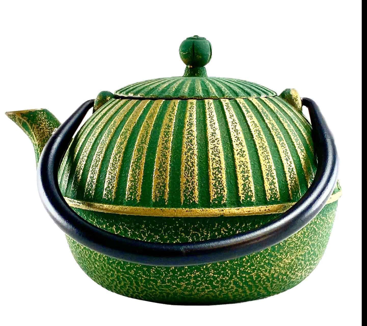 Die „chinesische Teekanne, Gusskanne, Modell: Yini, grün-gold 0,9 Liter“ zeichnet sich durch eine gerippte Struktur und goldene Akzente aus. Sie erinnert an ein klassisches Design, hat einen runden Deckel mit Knauf und einen geschwungenen Ausguss. Die Teekanne wird durch einen schwarzen, geschwungenen Griff ergänzt, der an den Seiten angebracht ist, und sorgt so für ein elegantes und modernes Erscheinungsbild.