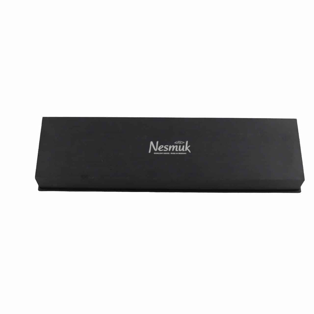 Eine schwarze rechteckige Box mit minimalistischem Design und leicht geneigter Oberfläche. Das Wort „Nesmuk“ ist in Weiß mit einer stilisierten Schriftart und einem kleinen kronenähnlichen Symbol über dem „s“ gedruckt. Diese elegante Verpackung beherbergt das Nesmuk Exclusive C90 Kochmesser mit Olivenholzgriff, 180 mm Klinge, zusammen mit einem exklusiven und handgefertigten Schneidebrett aus alten Fassdauben, ideal für kulinarische Erlebnisse der Spitzenklasse.