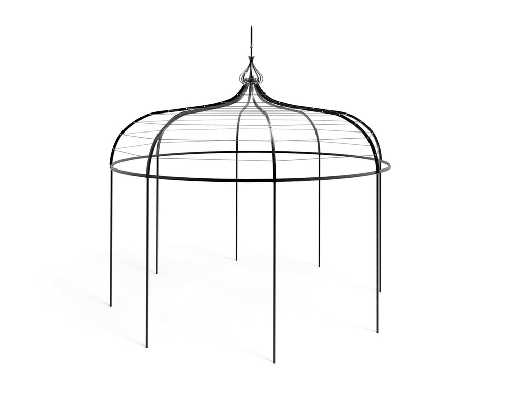 Der Pavillon Solaire achteckig verfügt über einen minimalistischen, kuppelförmigen Metallrahmen mit einer Spitze oben. Er zeigt ein schlankes und elegantes Design mit gebogenen, sich kreuzenden Stäben, die von schlanken vertikalen Pfosten getragen werden. Diese Solaire-Struktur wirft einen weichen Schatten auf einen weißen Hintergrund.