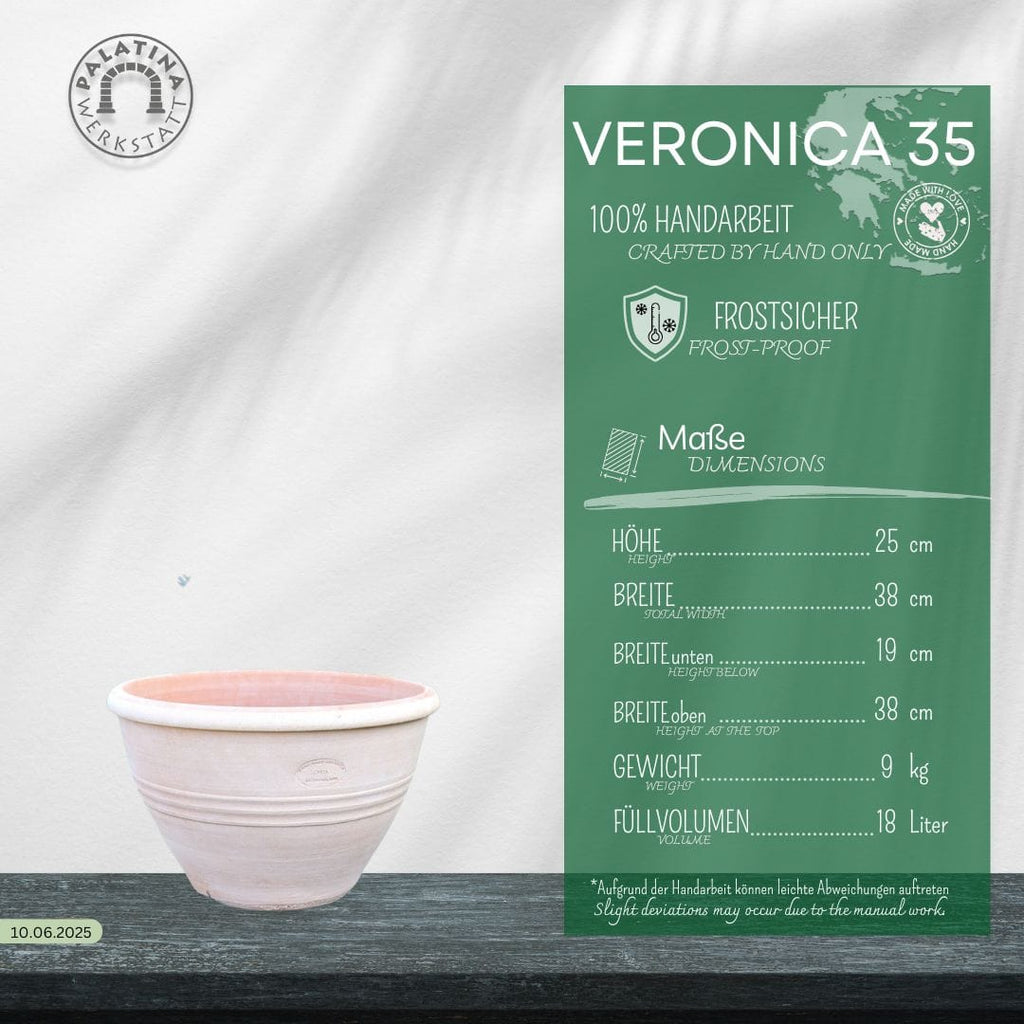 Ein blassrosa Keramik-Pflanzgefäß steht auf Holz. Daneben beschreibt eine grüne Infokarte den frostfester Blumentopf, Blumenkübel "Veronica" D=35 cm: handgefertigt, frostsicher, mit Größe und 18L Fassungsvermögen in Deutsch angegeben.