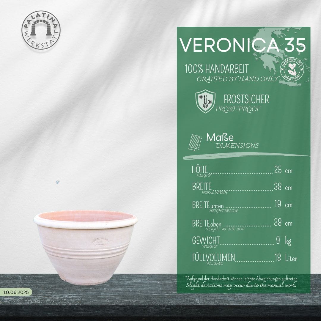 Ein blassrosa Keramik-Pflanzgefäß steht auf Holz. Daneben beschreibt eine grüne Infokarte den frostfester Blumentopf, Blumenkübel "Veronica" D=35 cm: handgefertigt, frostsicher, mit Größe und 18L Fassungsvermögen in Deutsch angegeben.