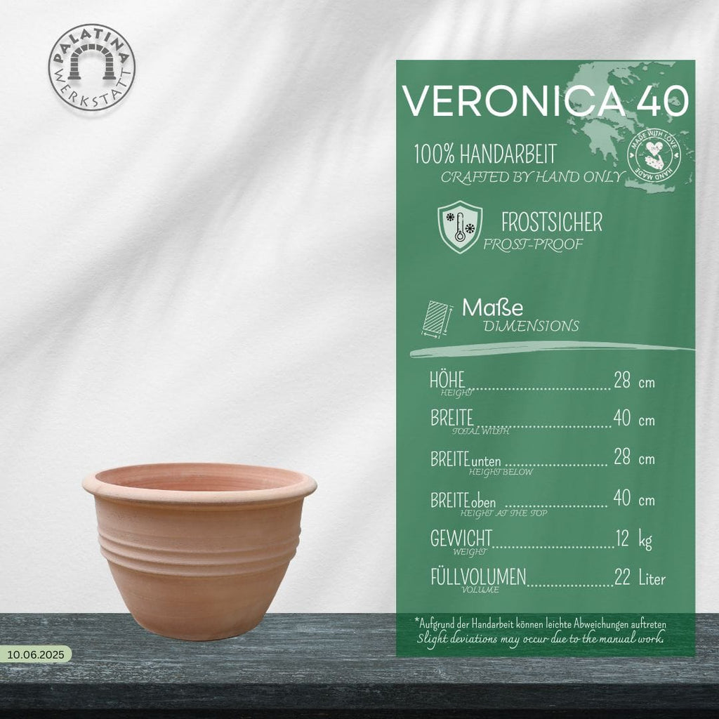 Der klassische Blumentopf "Veronica", D=40cm, steht auf dunklem Untergrund neben einem grünen Schild auf Deutsch mit Infos zu Maßen, Gewicht, Frostsicherheit und handgefertigter Qualität.