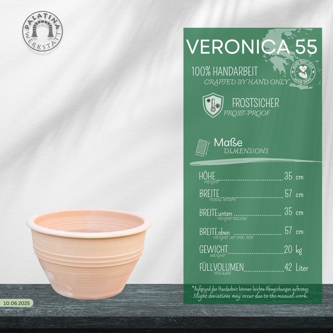 Eine beigefarbene Keramik-Pflanzschale "Veronica" (D=55 cm) steht vor einer grünen Karte mit der Aufschrift "VERONICA 55", auf der die handgefertigte, frostsichere Ausführung, die Abmessungen (35 x 57 cm), das Gewicht von 20 kg und das Volumen von 42 Litern angegeben sind.
