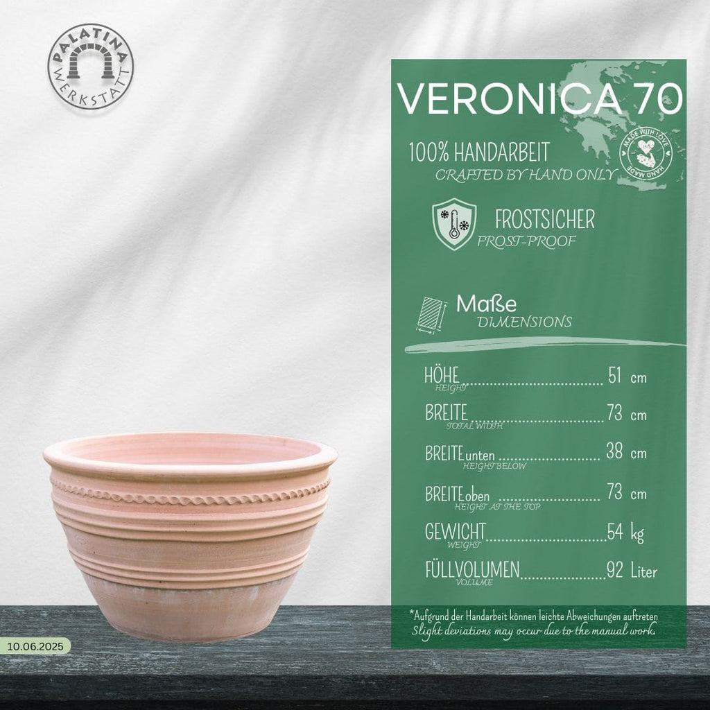 Ein frostbeständiger großer Terracotta-Keramiktopf "Veronica", D=70 cm, Beige, steht auf Holz. Ein grünes Panel zeigt: Höhe 51 cm, Breite 73-78 cm, Gewicht 49 kg, Volumen 92 Liter.