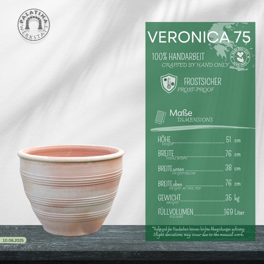 Ein heller, handgefertigter frostbeständiger Pflanzkübel groß "Veronica" D=75cm sitzt auf einer Holzfläche neben einer grünen Infotafel, auf der sein Name, seine Eigenschaften und seine Maße (76 cm Breite, 51 cm Höhe) aufgeführt sind.