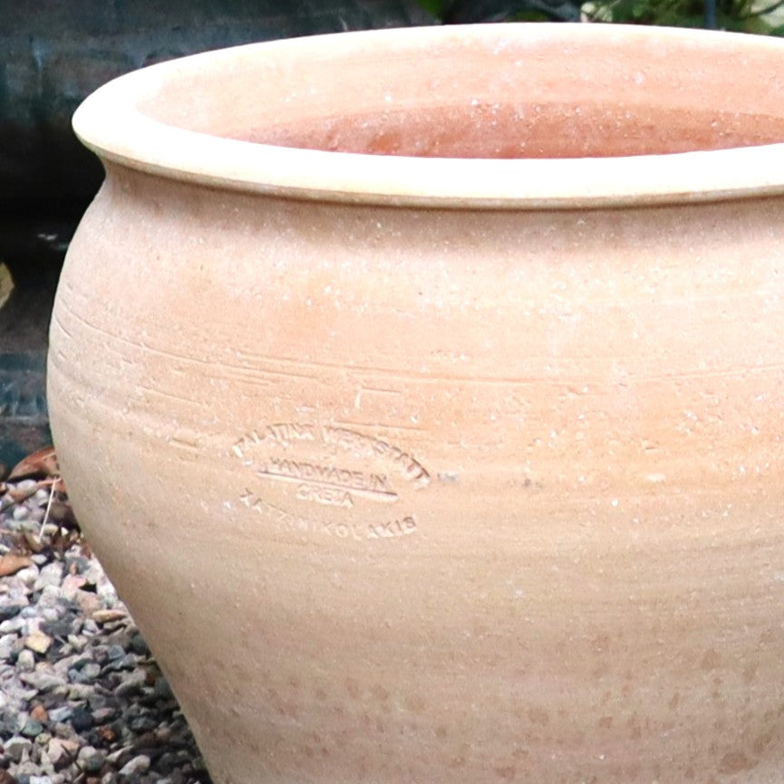 Der Pflanzentopf, Keramiktopf "Veronica", D=30cm, auf Kies eignet sich perfekt als Pflanzgefäß für Olivenbäume.