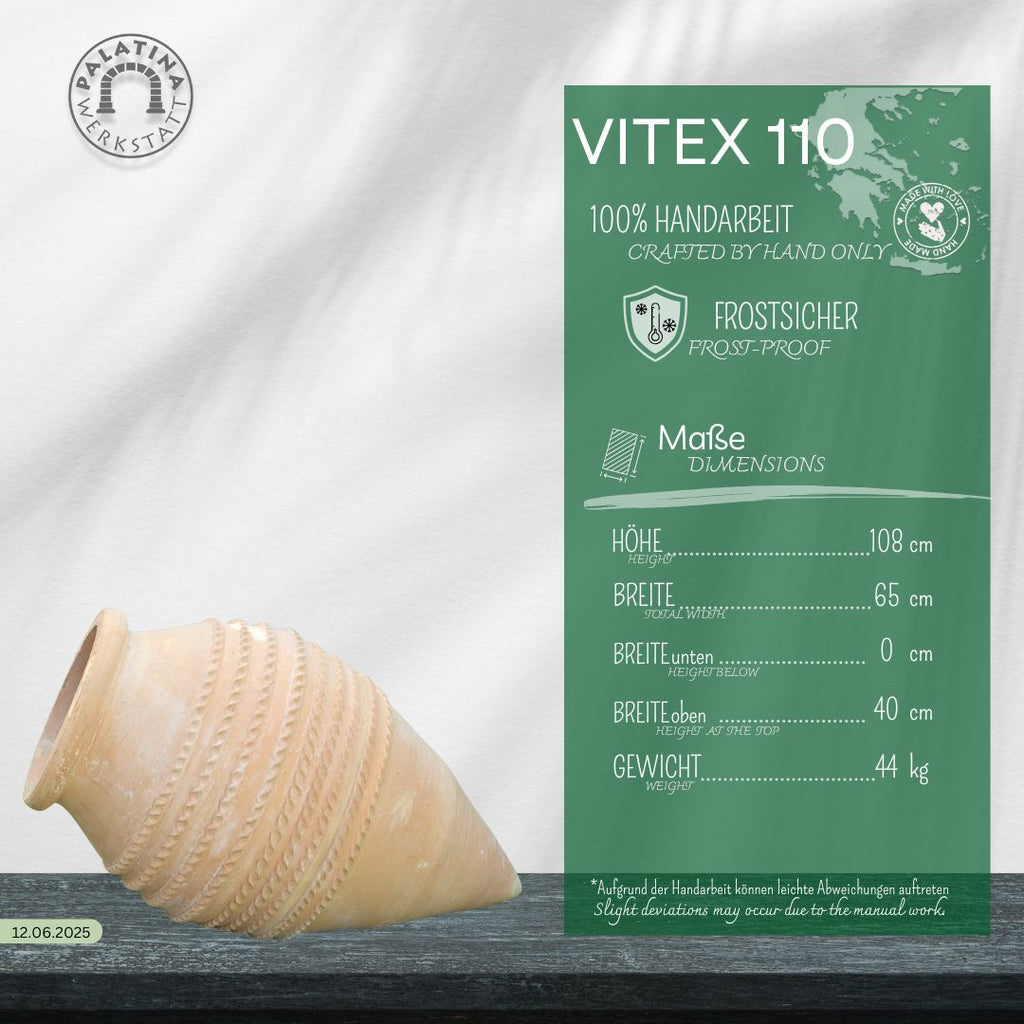 Eine große, beigefarbene, handgefertigte Keramikvase - Große liegende Amphore "Vitex" H=1,1 m - mit dekorativen Rillen steht auf einer schwarzen Oberfläche. Daneben befindet sich eine grüne deutsche Tafel mit Informationen über die frostsichere, handgefertigte Qualität, die Größe und das Gewicht der Vase.