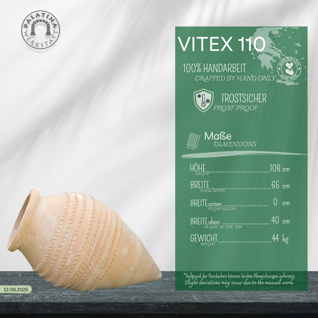 Eine große, beigefarbene, handgefertigte Keramikvase - Große liegende Amphore "Vitex" H=1,1 m - mit dekorativen Rillen steht auf einer schwarzen Oberfläche. Daneben befindet sich eine grüne deutsche Tafel mit Informationen über die frostsichere, handgefertigte Qualität, die Größe und das Gewicht der Vase.