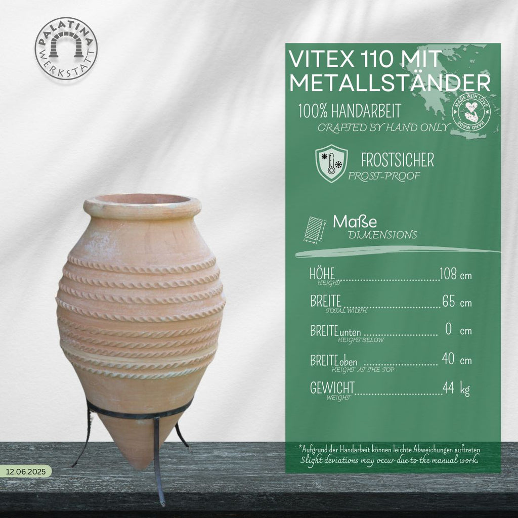 Die große liegende Spitzamphore "Vitex", H=1,1 m, mit Metallständer steht neben einer grünen Infotafel mit Maßen auf Deutsch. Im Hintergrund ist eine helle Holzfläche und ein Workshop-Logo sichtbar.