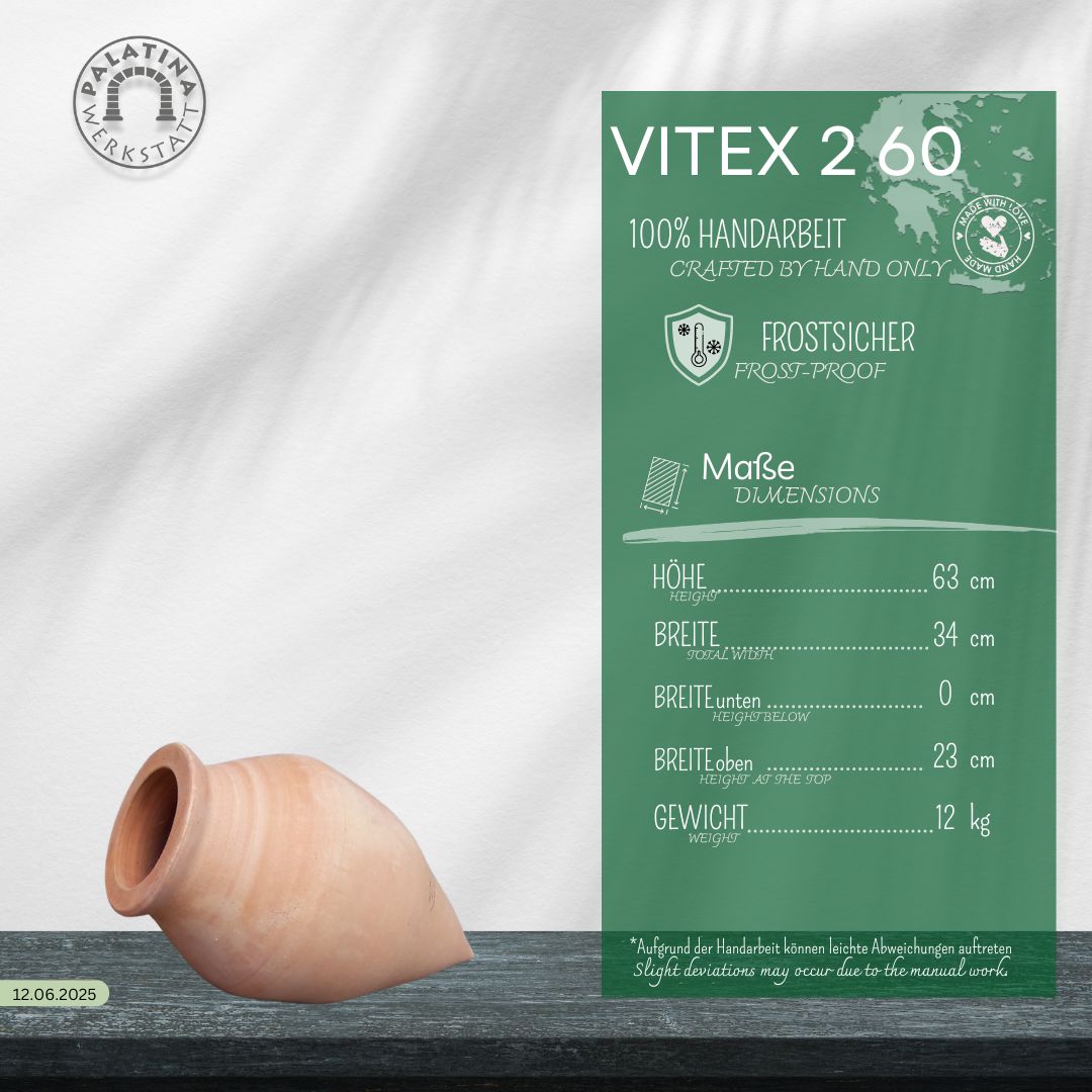 Ein liegender Spitzamphore "Vitex 2", H=60cm Terrakotta-Topf ruht auf der Seite neben einem grünen Etikett mit der Aufschrift "VITEX 2", auf dem Handarbeit, Frostsicherheit, Maße, Gewicht und das Logo der Palatinawerkstatt oben links angegeben sind.
