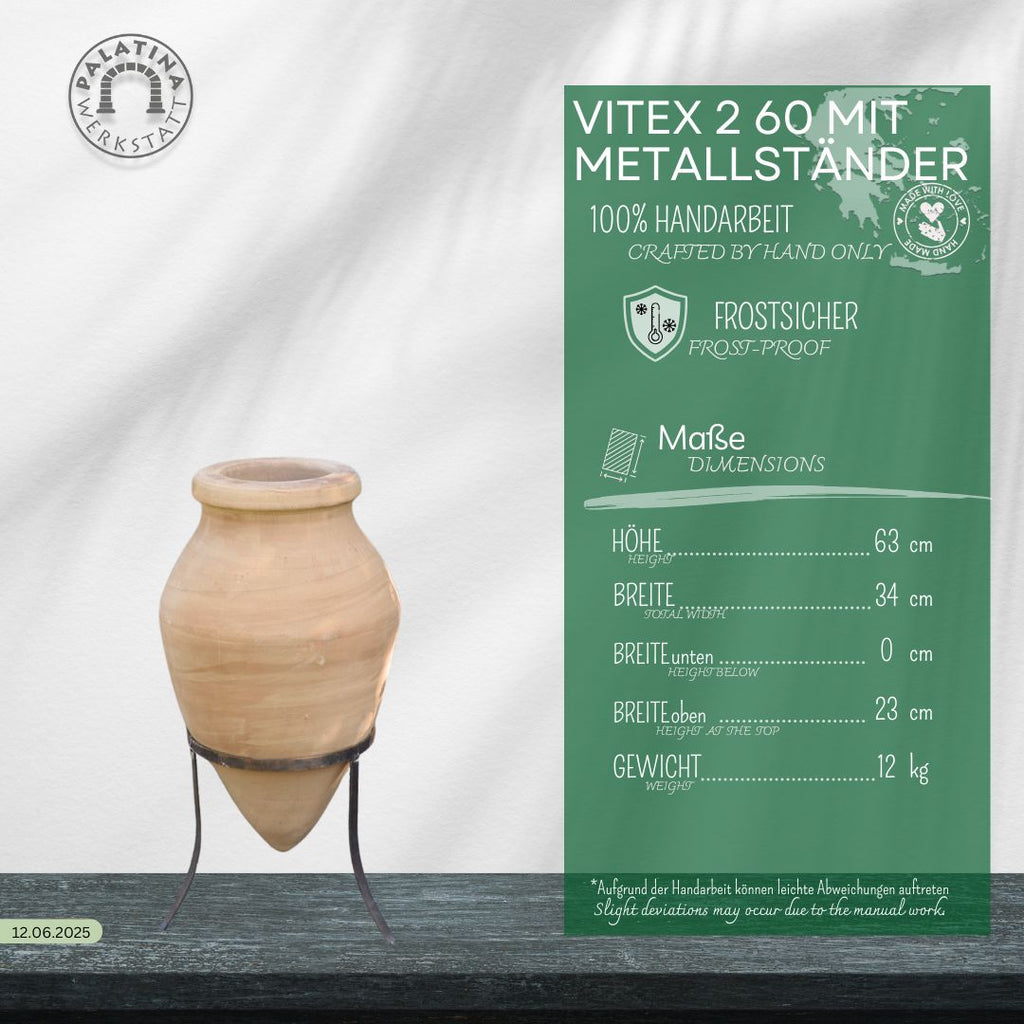 Die handgefertigte Terracotta Spitzamphore "Vitex 2" mit Metallständer (60 cm) steht neben einem grünen Schild mit deutschen Maßen und Hinweisen auf Frostbeständigkeit sowie hochwertiger Handarbeit.
