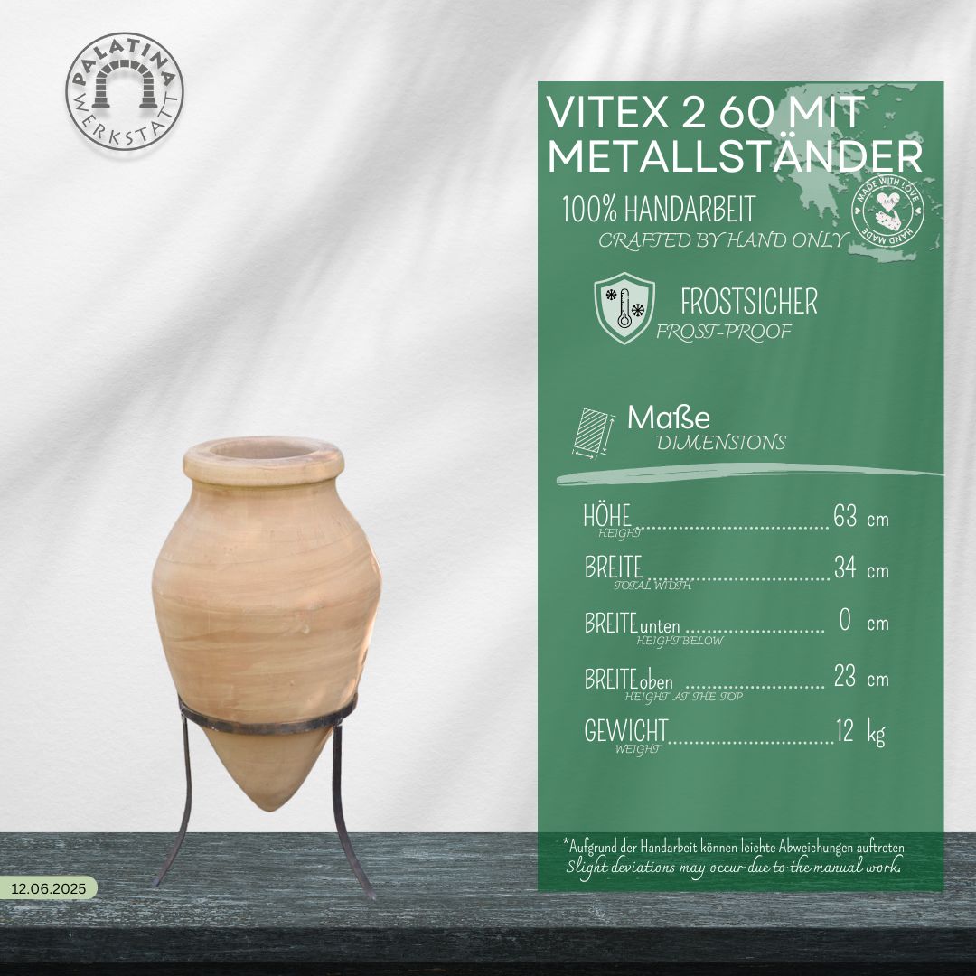 Die handgefertigte Terracotta Spitzamphore "Vitex 2" mit Metallständer (60 cm) steht neben einem grünen Schild mit deutschen Maßen und Hinweisen auf Frostbeständigkeit sowie hochwertiger Handarbeit.