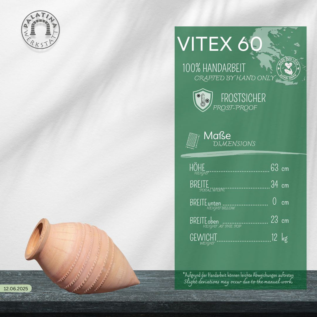 Ein Liegende Amphore "Vitex", H=60cm Terrakotta-Pflanzgefäß ruht auf einem schwarzen Regal. Auf einer grünen deutschen Infokarte steht, dass er handgefertigt und frostsicher ist, 63 cm hoch und 34 cm breit und 12 kg schwer.