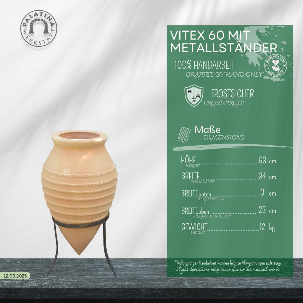 Eine beige liegende Amphore "Vitex", H=60 cm, steht auf einem schwarzen Ständer. Daneben informiert ein grünes Schild auf Deutsch über Name, Maße und das frostfeste, handgefertigte Design.