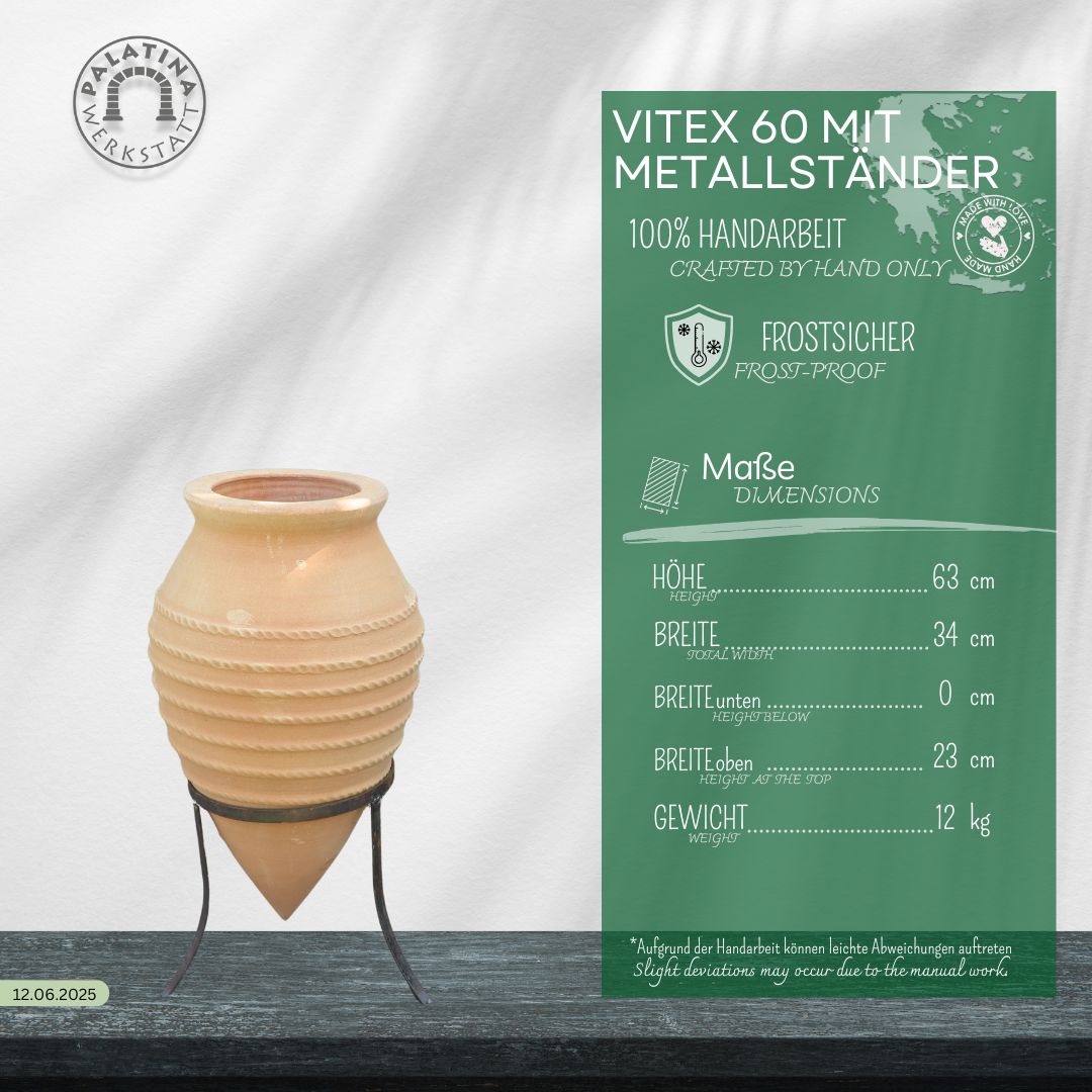 Eine beige liegende Amphore "Vitex", H=60 cm, steht auf einem schwarzen Ständer. Daneben informiert ein grünes Schild auf Deutsch über Name, Maße und das frostfeste, handgefertigte Design.