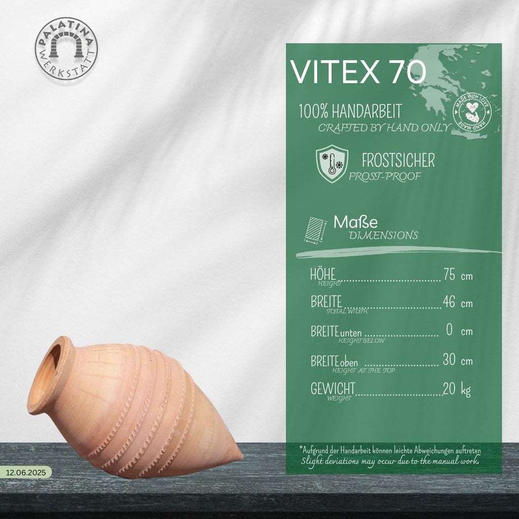 Eine handgefertigte liegende Amphore "Vitex", H=70cm, aus Terrakotta steht neben einer grünen Infokarte mit Angaben zu Handarbeit, Frostsicherheit, Maßen, Gewicht und einem dezenten Datum unten links.