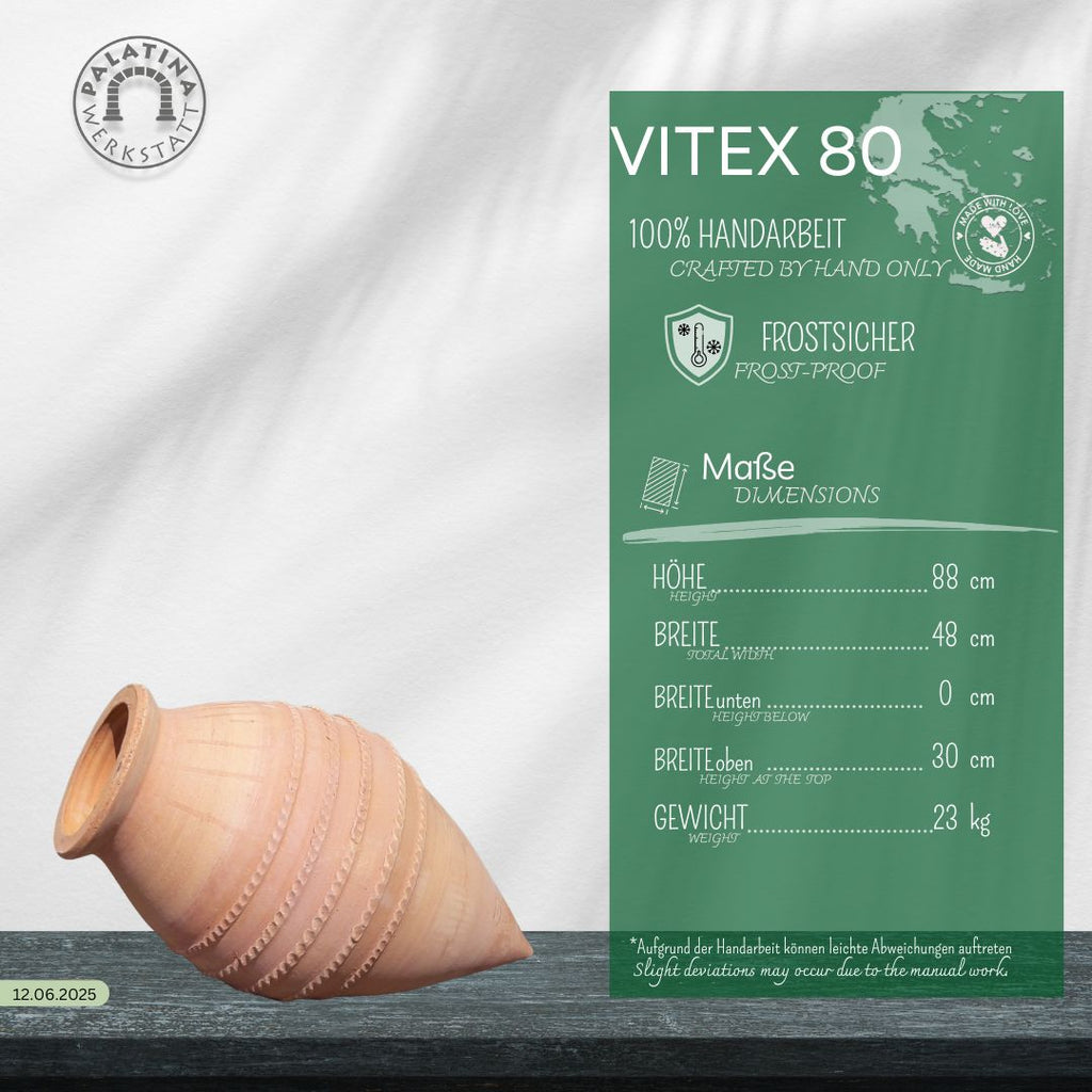 Eine winterhart liegende Amphore "Vitex" H=80cm ruht auf einer grauen Fläche. Auf einer grünen Tafel daneben steht: handgefertigt, frostsicher, Höhe 88cm, Breite 48cm, Gewicht 23kg, Datum 12.06.2025, und das Palatina-Logo.