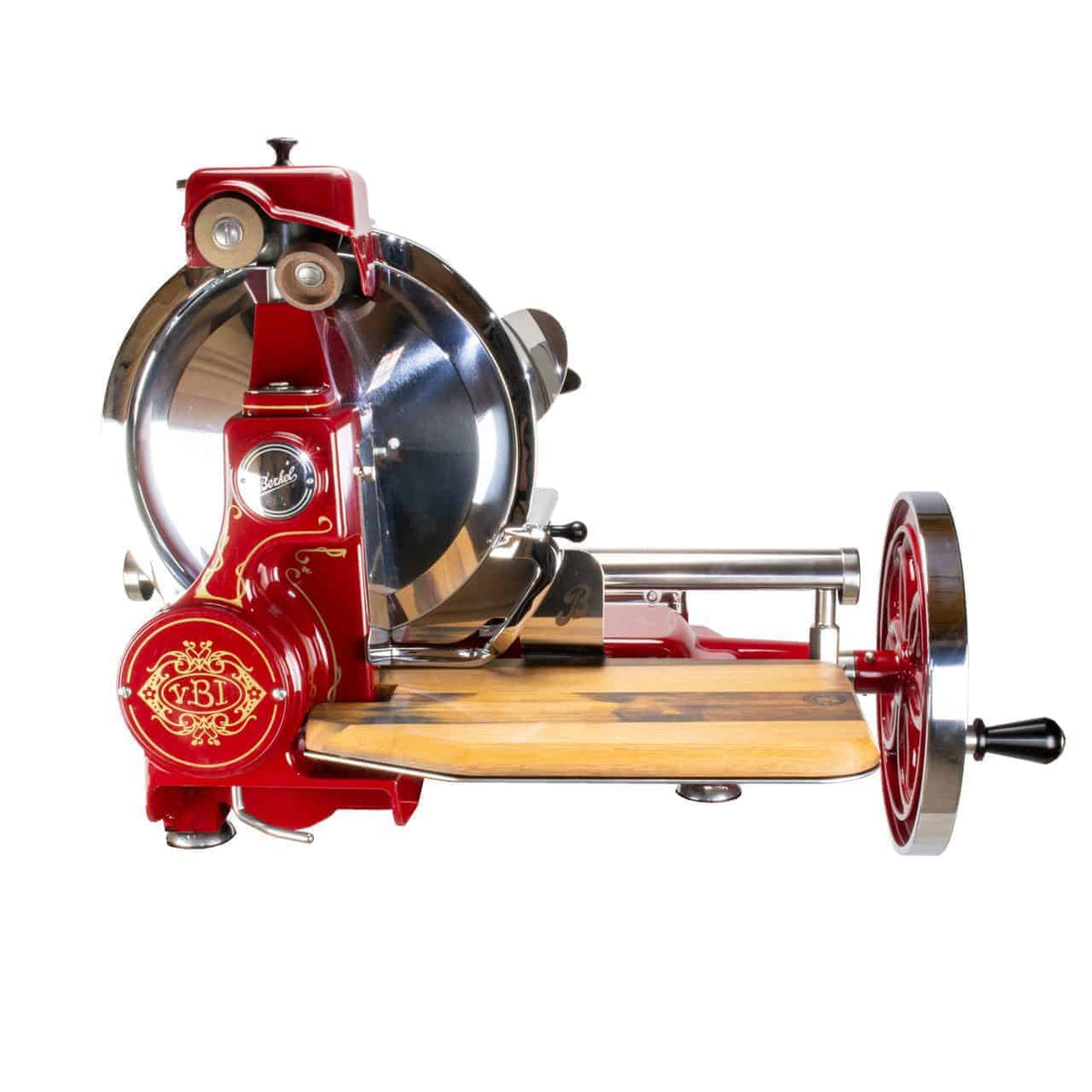 Die manuelle Aufschnittmaschine Berkel Volano B114 Rot mit passgenauem Einlegebrett, eine antike Fleischschneidemaschine in Rot und Silber, verfügt über ein großes rundes Messer, eine hölzerne Schneideplattform und ein Handkurbelrad an der Seite. Mit ihren kunstvollen Details und ihrem traditionellen Design besticht diese Maschine durch ein Vintage-Aussehen.