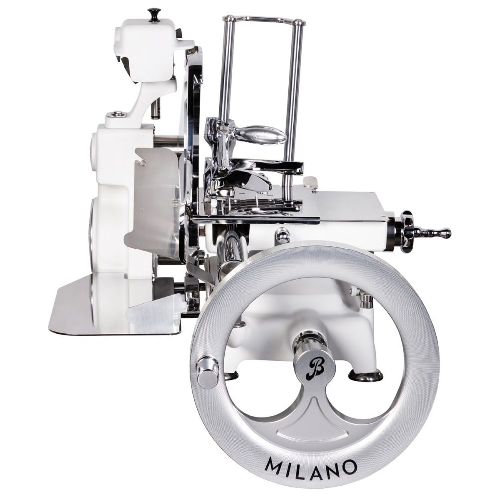 Die Berkel Volano B114X ist eine weiß-silberne Handkurbel-Fleischschneidemaschine im klassischen Design einer Schwungradmaschine mit Standfuß und Holzbrett, die sich durch filigrane Metallteile und eine polierte Oberfläche auszeichnet.