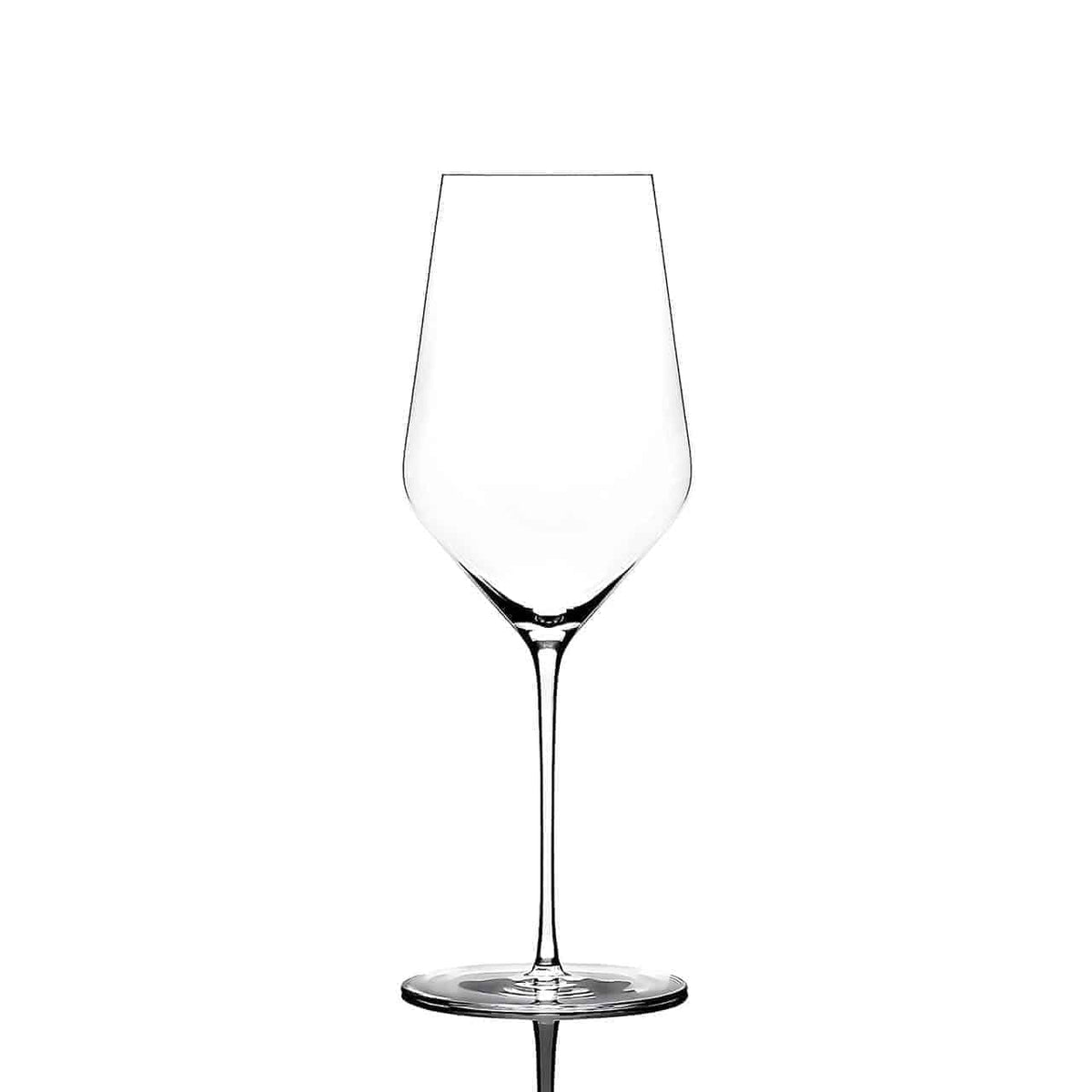 Ein klares, leeres, mundgeblasenes Weißweinglas von Zaltoglas Glasmanufaktur Denk'Art mit hohem Stiel und breiter, konischer Schale steht aufrecht auf einer reflektierenden Oberfläche vor einem weißen Hintergrund.