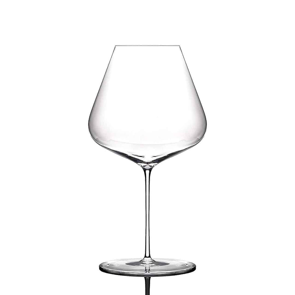 Das mundgeblasene Burgunderweinglas von Zaltoglas Glasmanufaktur Denk´Art mit breiter Schale, schlankem Stiel und rundem Boden steht vor einem weißen Hintergrund. Dieses elegante Glas wurde von renommierten Kunsthandwerkern mundgeblasen und besticht durch ein minimalistisches Design, das seine sanften Kurven und raffinierte Schlichtheit zur Geltung bringt.