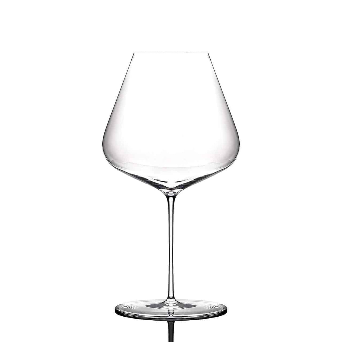 Das mundgeblasene Burgunderweinglas von Zaltoglas Glasmanufaktur Denk´Art mit breiter Schale, schlankem Stiel und rundem Boden steht vor einem weißen Hintergrund. Dieses elegante Glas wurde von renommierten Kunsthandwerkern mundgeblasen und besticht durch ein minimalistisches Design, das seine sanften Kurven und raffinierte Schlichtheit zur Geltung bringt.