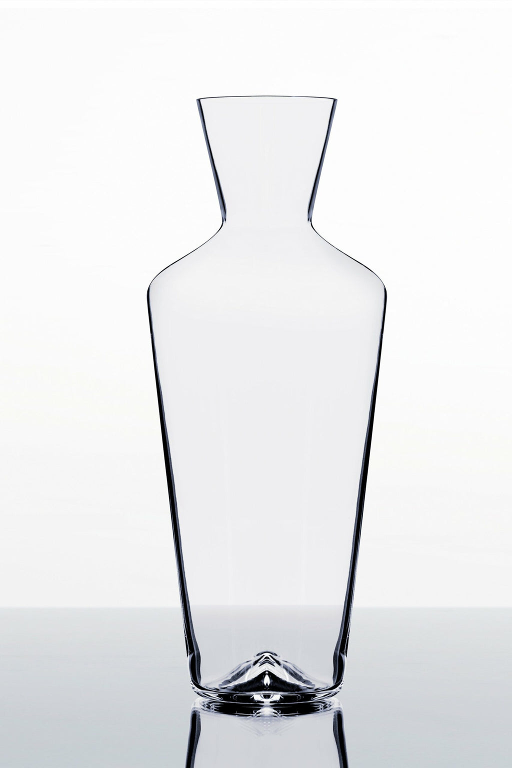 Eine klare, leere, hohe Glasvase mit schmalem Hals und breitem Boden, präsentiert vor einem schlichten weißen Hintergrund. Die Vase hat elegante, klare Linien und ein modernes, minimalistisches Design.